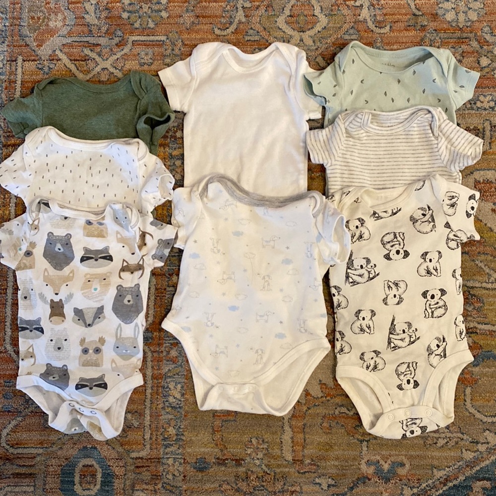Bundle of 8 onesies - Little Planet / cloud island / carters / little me